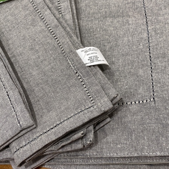 NWT.  8piece, placemats/napkin set. - Picture 12 of 12